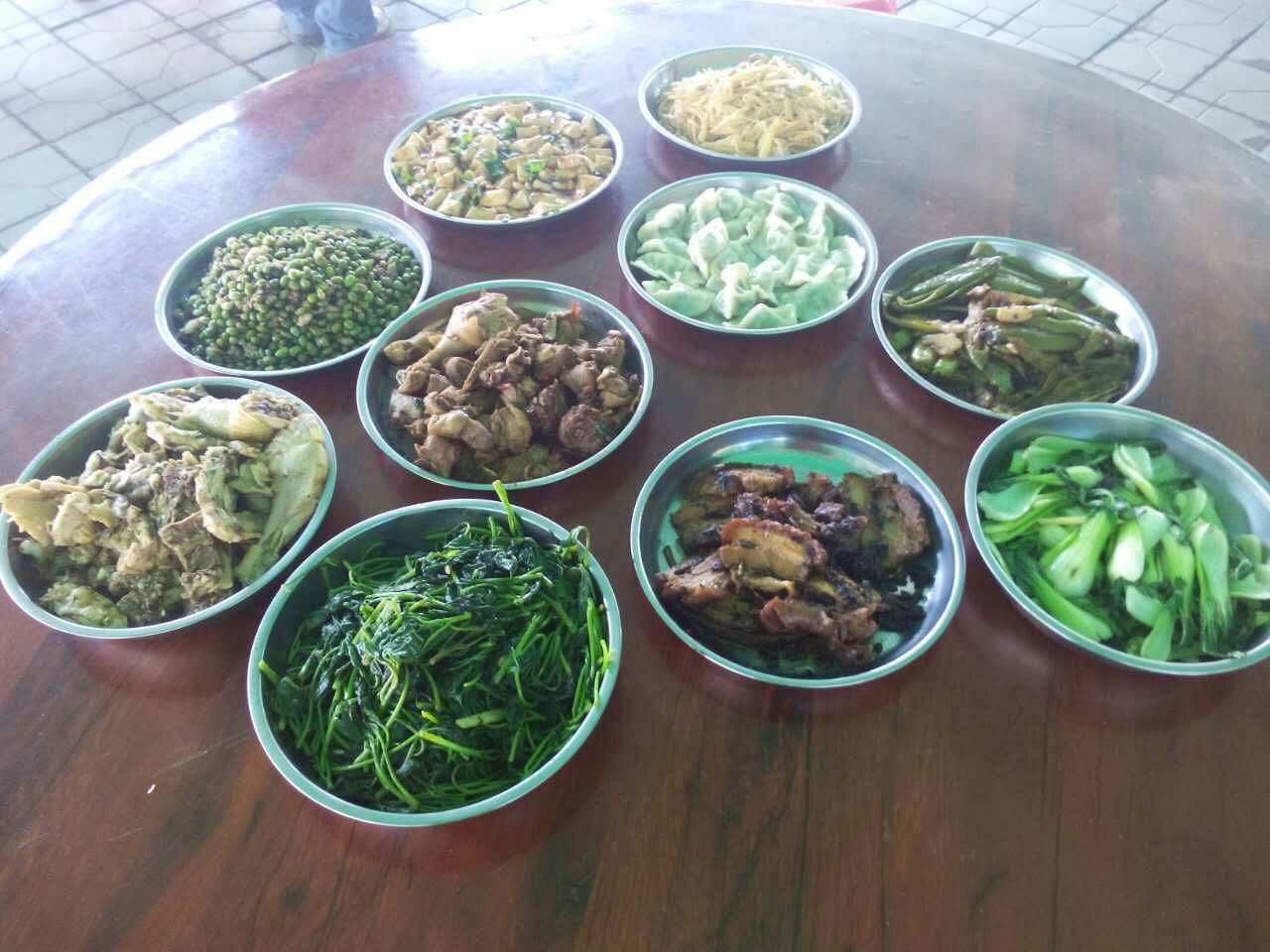 丰盛的农家午餐